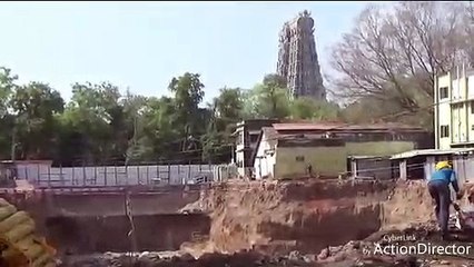 கார் பார்க்கிங் கட்டும் பணிக்காக பள்ளம் தோண்டிய போது விபரீதம் -வீடியோ