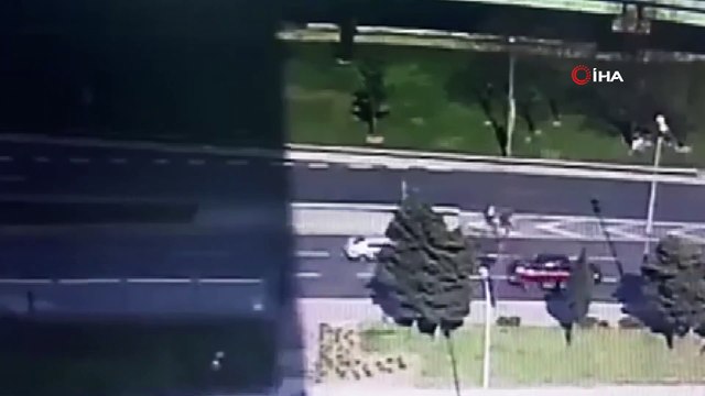 Ters yöne dönüş yapan otomobil motosikletliye çarptı