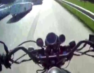 Emniyet Şeridine Giren Aracın Motorcuya Çarptığı Kaza Kamerada