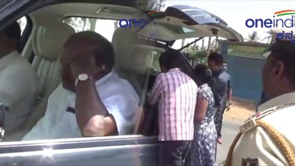Lok Sabha Elections 2019 : ಸಿ ಎಂ ವಾಹನವನ್ನು ತಡೆದು ಪರಿಶೀಲನೆ ನಡೆಸಿದ ಎಸ್ ಎಸ್ ಟಿ ತಂಡ | Oneindia Kannada