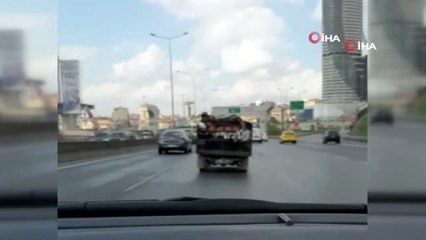 Kamyonetin Kasasında Tehlikeli Yolculuk Kamerada
