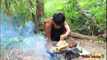La Technologie Primitive - Manger de délicieuses - Cuisson du poulet et des œufs sur un rocher