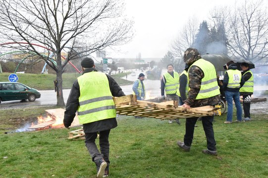 Les Gilets Jaunes délogés au rond-point de Chavelot par les forces de l'ordre