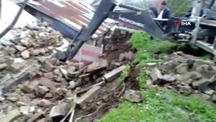 İstinat duvarı evin üzerine çöktü