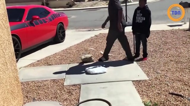 Un père punit son fils en lui demandant de casser sa PlayStation, puis lui roule dessus avec sa voiture !