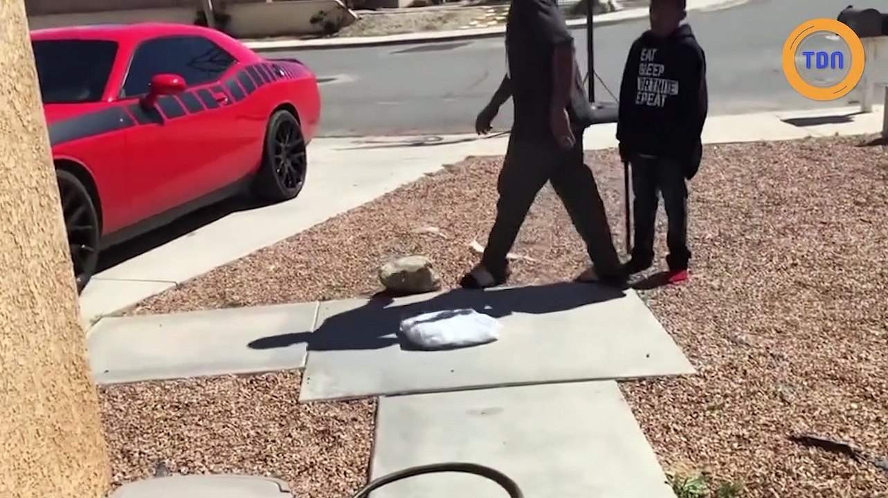 Un père punit son fils en lui demandant de casser sa PlayStation, puis lui roule dessus avec sa voiture !