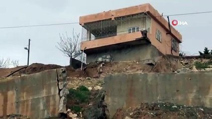 Siirt’te meydana gelen heyelanda arı kovanları göçük altında kaldı