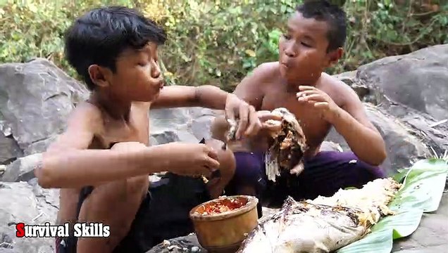 Survival Skills - Cacth Big Fish And Grilled Eating Delicious