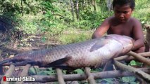 Survival Skills - Coocking Big Fish In Wild - Eating Delicious