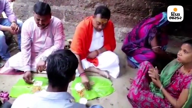 નેતા બનવા જે પણ કરો એ ઓછું, કોઈ ઘઉં વાઢે તે કોઈ ઢોલ વગાડે