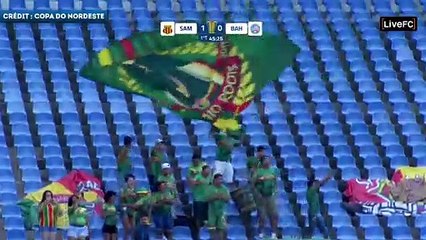 Il lobe le gardien depuis sa moitié de terrain au Brésil