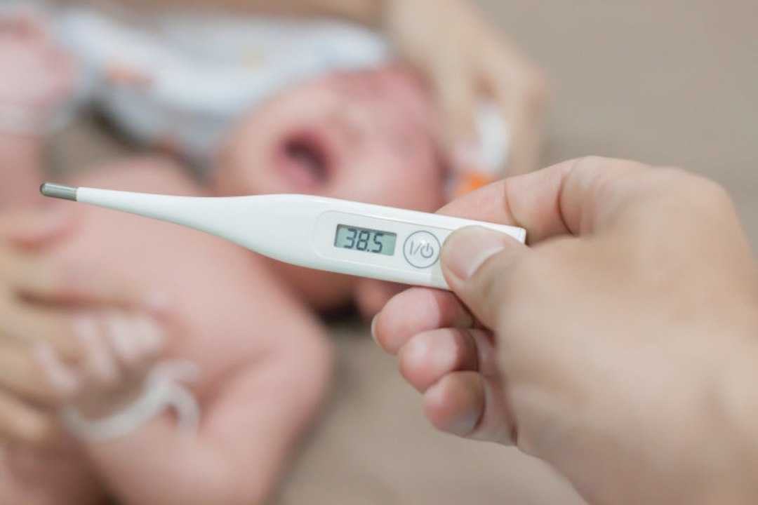 Wie senkt man bei Säuglingen Fieber auf natürliche Weise?