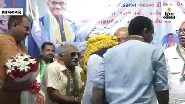 ભાવનગર બેઠક પર કોંગ્રેસના ઉમેદવાર મનહર પટેલે ફોર્મ ભર્યું