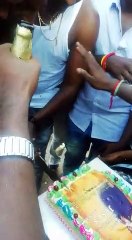 பட்ட கத்தியில் கேக் வெட்டி பர்த்டே கொண்டாடிய சேலம் ரவுடி-வீடியோ