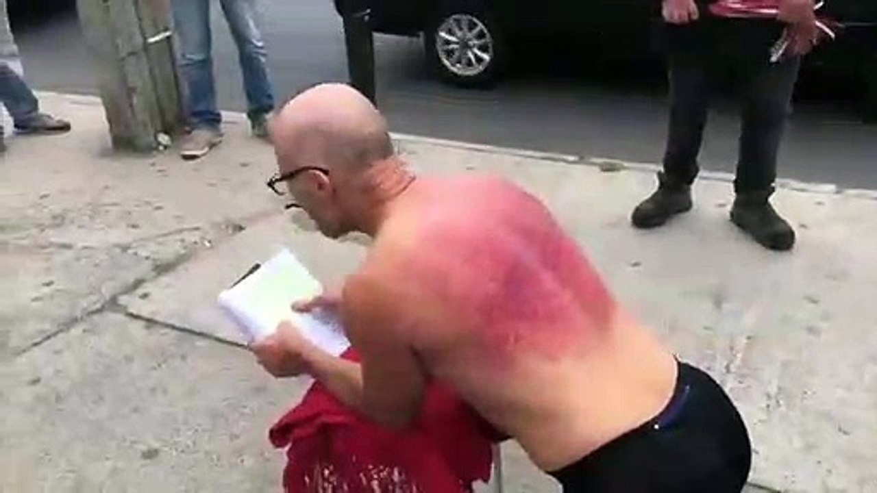 Dolorosa protesta: cien latigazos por el despido de sus compañeros