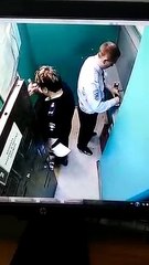 Cette policière fait une grosse bêtise en déchargeant son pistolet !