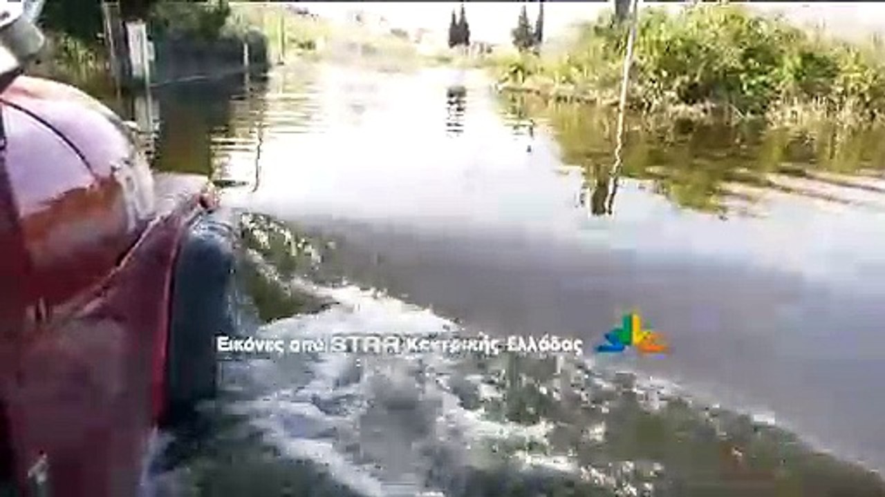 Πάνω από ένα μέτρο το νερό σε δρόμους και σπίτια οικισμών στη Χαλκίδα