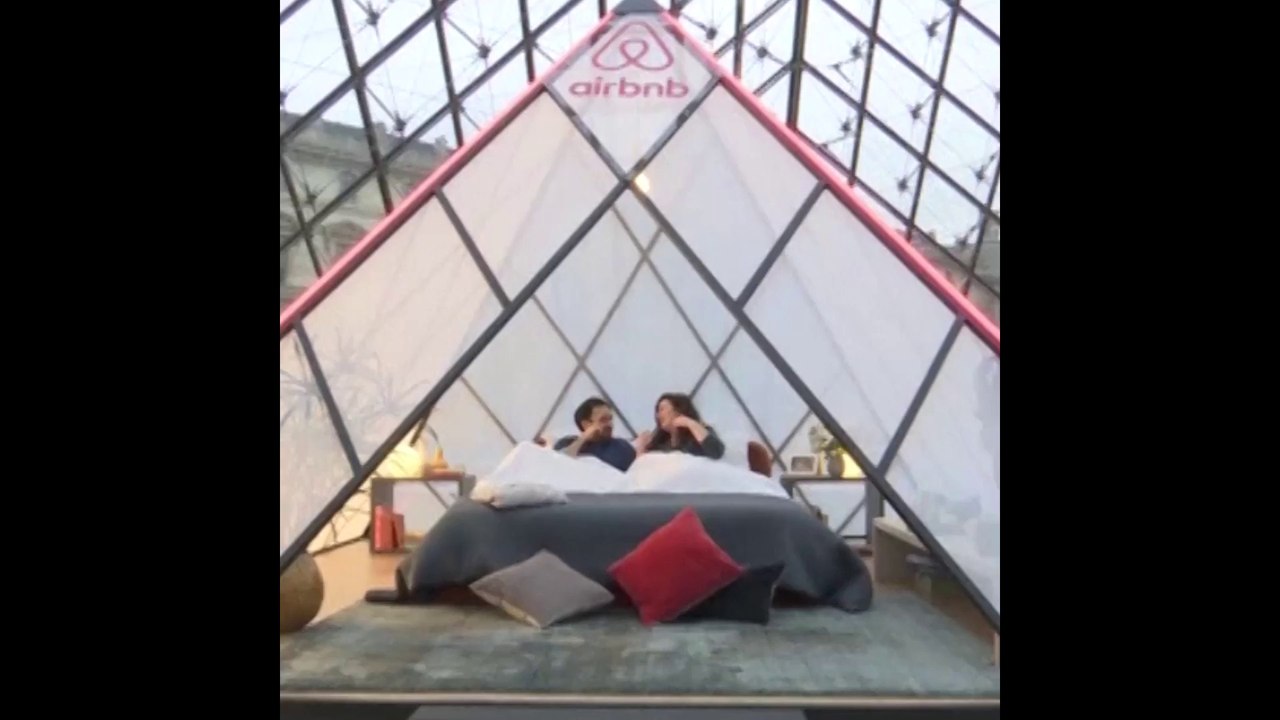 Une nuit au musée, ça vous tente? Le Louvre et Airbnb offrent la possibilité dormir sous la pyramide