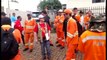 Trabalhadores em greve fazem ato em frente à empresa no Santo Onofre