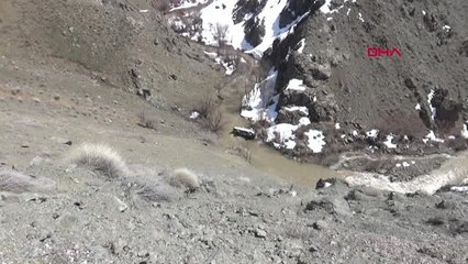 Hakkari Kamyonet Dereye Uçtu 1 Ölü, 2 Yaralı