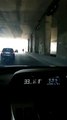 Un automobiliste filme une fille en train de rouler en trottinette électrique sur le périphérique à Paris