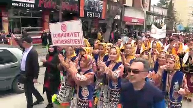 Üniversite öğrencileri 'gençlik halayı' çekti - ÇORUM