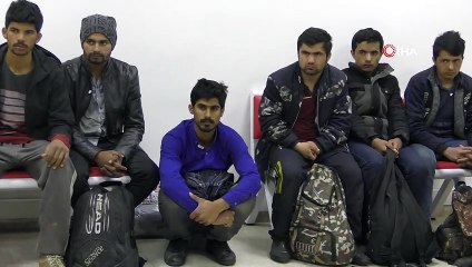 Kaçak göçmenleri yol kenarına bırakıp kaçtılar