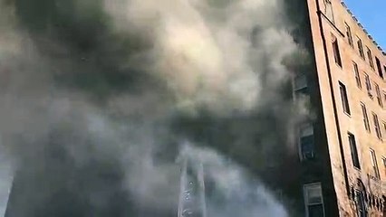 Incendio voraz deja 30 familias sin hogar y 23 heridos en Brooklyn