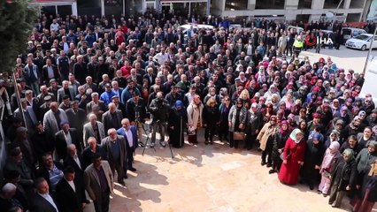 Makam kapısını kaldırdı, balkon konuşması yaparak kabullere başladı