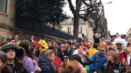 Ça danse dans le défilé du carnaval étudiant