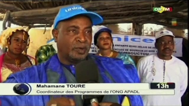 ORTM/Tombouctou- Remise de certificat de naissance à plusieurs enfants par les responsables de l’ONG APADL