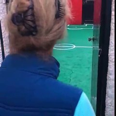 Il peignent la terrasse aux couleurs du stade de foot de Liverpool - Anfield