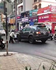 Cette vielle est coincée au milieu du trafic routier !