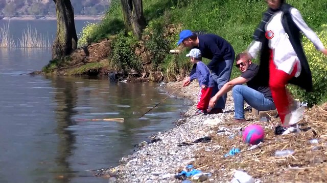 Turistlerin gözdesi Sapanca Gölü'nden çıkan çöpler şaşırttı