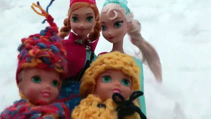 BONHOMME de neige ! ELSA et ANNA, les tout-petits JOUENT dans la Neige et de construire un BONHOMME de neige! L'Olaf est là!