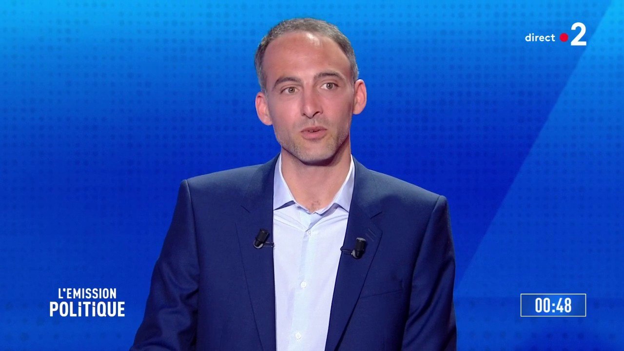 Raphaël Glucksmann, tête de liste Place publique - Parti socialiste, a lui aussi amené un morceau du mur de Berlin, pour dénoncer les murs reconstruits par une Europe des banquiers