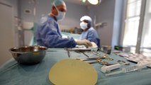 Rischio tumore, Francia ritira dal mercato protesi al seno macrotesturizzate