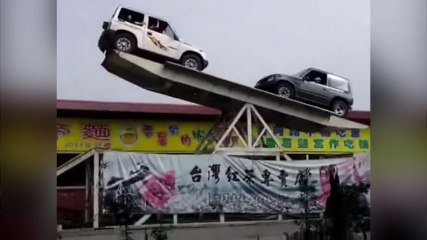 Un spectacle d'équilibre avec deux jeeps !