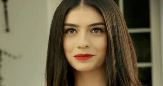 Güzel Oyuncu Hazar Ergüçlü, Cesur Pozlarıyla Yürek Hoplattı!