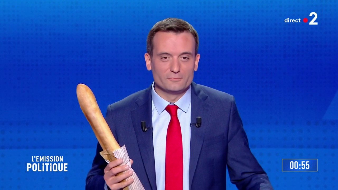 Florian Philippot, tête de liste pour Les Patriotes, présente une baguette de pain, symbole de l' "augmentation forte des prix du passage à l'euro"