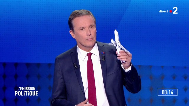 Nicolas Dupont-Aignan présente un avion Airbus, symbole de l'Europe qui a marché, l'Europe des coopérations
