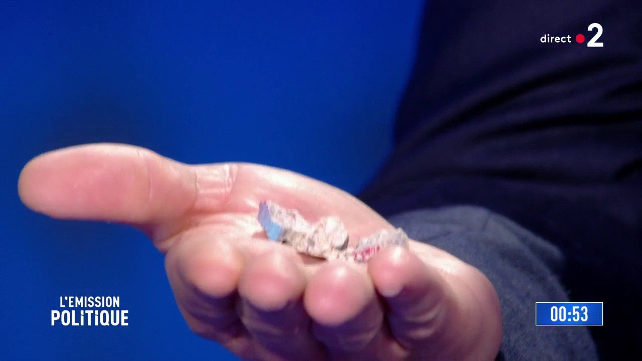 Jean-Christophe Lagarde (Union des démocrates et indépendants) présente des fragments du mur de Berlin pour mettre en garde contre ceux qui veulent "reconstruire le mur"