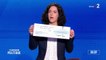 Manon Aubry, tête de liste de la France Insoumise, présente un chèque pour appeler à "ne pas faire de chèque en blanc", comprendre de fausses promesses