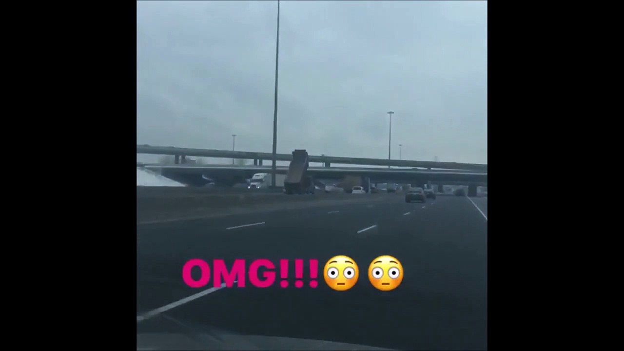 Quand un camion oublie que sa remorque est levée sur l'autoroute et c'est le drame