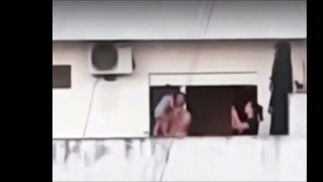 Ces parents indignes apprennent à leur fille à marcher sur le bord de leur balcon au 7ème étage !