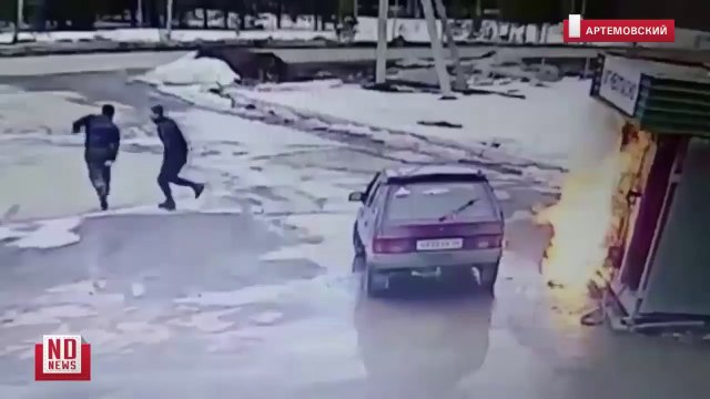 Ils font la grosse erreur d'allumer leurs cigarettes dans une station service ! Mauvaise idée