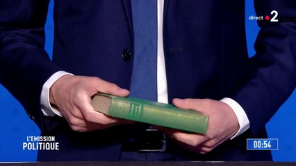 Tête de liste Les Républicains, François-Xavier Bellamy a apporté l'Iliade et l'Odyssée d'Homère, symbole de l'héritage de l'Europe, un héritage "menacé aujourd'hui"