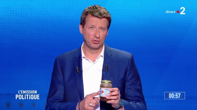 Yannick Jadot (Europe Écologie-Les Verts) présente un pot de miel pour redonner vie aux terroirs et arrêter de subventionner un modèle agricole dévastateur