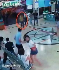 Ce héros arrête un fou brandissant une machette !