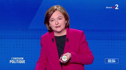 Tête de liste La République en Marche, Nathalie Loiseau présente un peu de piment d’Espelette, sauvé de la contrefaçon chinoise grâce à un label européen